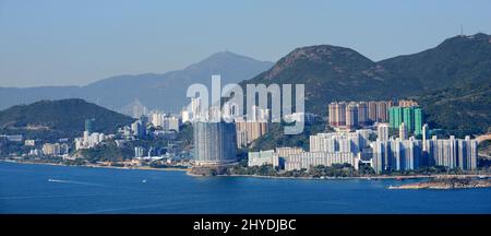 Blick auf die Südseite Hongkongs, einschließlich Mount High West, Telegraph Bay, Mount Davis und Pok Fu Lam. Blick von Ling Kok Shan auf Lamma Island. Stockfoto