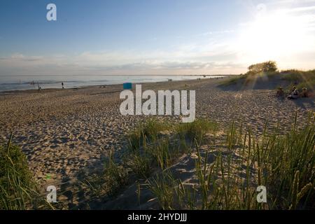 Nur wenige Menschen an einem Strand in Pärnu, Estland, an einem sonnigen Tag im Sommer. Stockfoto