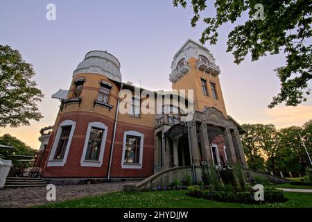 Villa Ammende, Jugendstilgebäude mit Hotel und Restaurant, erbaut 1905, in Pärnu, Estland, im Sommer bei Sonnenuntergang. Stockfoto