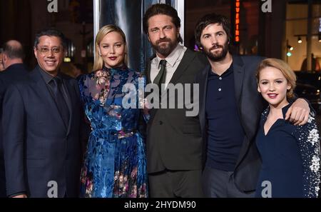 Dean Devlin, Abbie Cornish, Gerald Butler, Jim Sturgess und Talitha Eliana Bateman bei der „Geostorm“-Weltpremiere im TCL Chinese Theatre IMAX in Los Angeles, USA Stockfoto