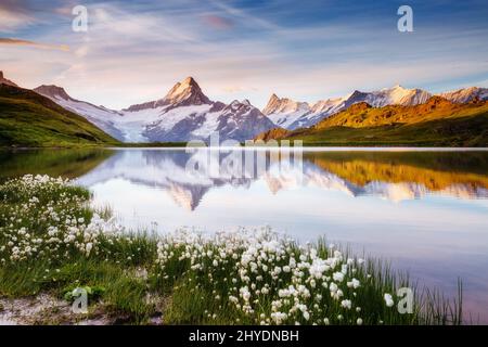 Toller Blick auf die Berner Bergkette oberhalb des Bachalpsees. Dramatische und malerische Szene. Beliebte Touristenattraktion. Ort Ort Schweizer alpen, Grindelwald Stockfoto