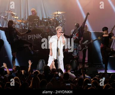Pink nimmt an der fünften jährlichen Show „We Can Survive 2017“ von CBS Radio Teil, die die beliebtesten Künstler von heute zusammenbringt, um für eine würdige Sache zu sensibilisieren und Überlebende im Hollywood Bow zu feiern Stockfoto