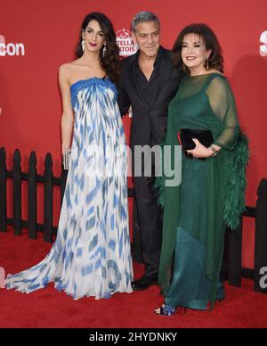 Amal Clooney, George Clooney und Baria Alamuddin kommen zur „Suburbicon“-Premiere im Regency Village Theatre, Los Angeles Stockfoto