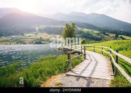 Große Nebel Blick auf die alpine Valley mit Haidersee See. Malerisch und wunderschön morgen Szene. Ort San Valentino Alla Muta Dorf, Bolz Stockfoto