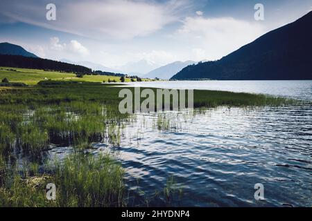 Große Nebel Blick auf die alpine Valley mit Haidersee See. Malerisch und wunderschön morgen Szene. Ort San Valentino Alla Muta Dorf, Bolz Stockfoto