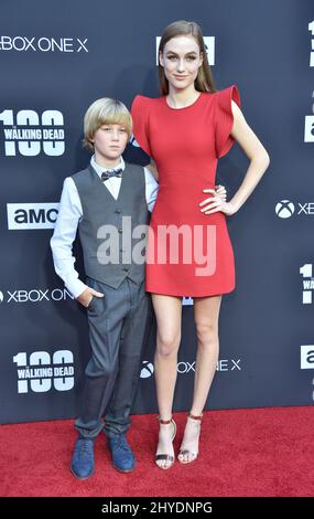 Madison Lintz und Macsen Lintz, die für AMC eintreffen, feiern die Episode von „The Walking Dead“ 100. und die Premiere der Saison 8 im Greek Theatre, Hollywood, Los Angeles Stockfoto