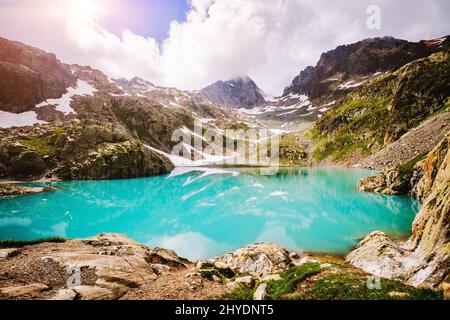 Lebendige Hügel im Tageslicht auf dem Lac Blanc (White Lake). Malerische und wunderschöne Szene. Lage Ort Chamonix Resort, Naturschutzgebiet Aiguilles Rouge Stockfoto