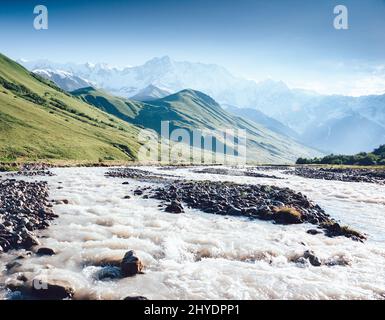 Rapid River am Fuße des Gletschers Shkhara. Malerische und wunderschöne Szene. Ort Ort Svaneti, Mestia, Georgien, Europa. Hoher Kaukasuskamm. Stockfoto