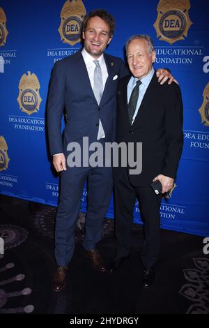 Jason Clarke und Michael Mann nehmen an der Gala der DEA Educational Foundation 2017 Teil Stockfoto