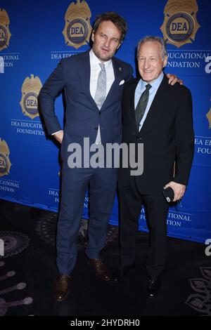 Jason Clarke und Michael Mann nehmen an der Gala der DEA Educational Foundation 2017 Teil Stockfoto