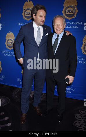 Jason Clarke und Michael Mann nehmen an der Gala der DEA Educational Foundation 2017 Teil Stockfoto