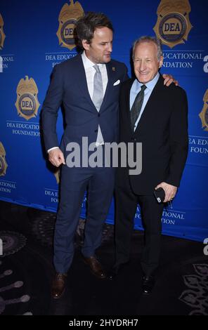 Jason Clarke und Michael Mann nehmen an der Gala der DEA Educational Foundation 2017 Teil Stockfoto