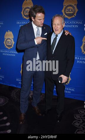 Jason Clarke und Michael Mann nehmen an der Gala der DEA Educational Foundation 2017 Teil Stockfoto