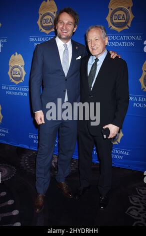 Jason Clarke und Michael Mann nehmen an der Gala der DEA Educational Foundation 2017 Teil Stockfoto