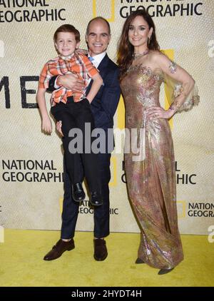 Michael Kelly, Sarah Wayne Callies und Brayden Scott bei der Premiere von The Long Road Home in Westwood, Kalifornien Stockfoto