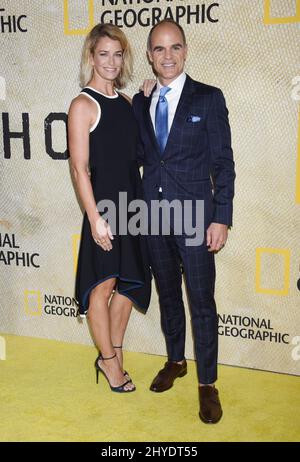 Michael Kelly und Karyn Mendel bei der Premiere von The Long Road Home in Westwood, Kalifornien Stockfoto