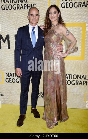 Michael Kelly und Sarah Wayne Callies bei der Premiere von The Long Road Home in Westwood, Kalifornien Stockfoto