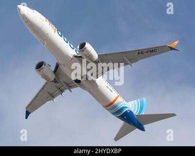 Low-Angle-Aufnahme einer Boeing 737 max Fly Dubai fliegen gegen den blauen Himmel Stockfoto
