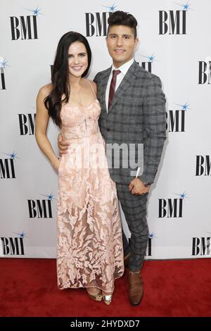 Dan Smyers von Dan + Shay und Abby Law bei den jährlichen BMI Country Awards 65., die am 7. November 2017 in Nashville, TN, im BMI-Hauptquartier verliehen wurden. Stockfoto