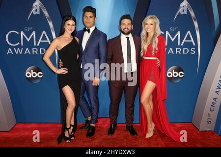 Abby Law und Dan Smyers und Shay Mooney von Dan + Shay und Hannah Billingsley, die an den jährlichen Country Music Association Awards 51. in der Bridgestone Arena in Nashville, Tennessee, teilnehmen Stockfoto