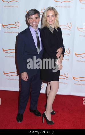 George Stephanopoulos & Ali Wentworth kommen für „A Funny Thing Happened on the Way to Cure Parkinson“, die am 11. November 2017 im Hilton New York stattfand Stockfoto