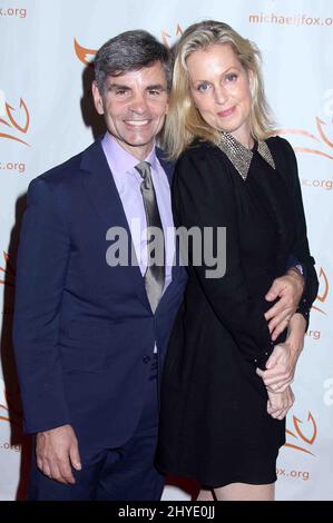 George Stephanopoulos & Ali Wentworth kommen für „A Funny Thing Happened on the Way to Cure Parkinson“, die am 11. November 2017 im Hilton New York stattfand Stockfoto