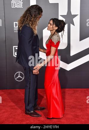 Jason Momoa und Lisa Bonet bei der Weltpremiere der Justice League im Dolby Theater in Hollywood, Kalifornien Stockfoto