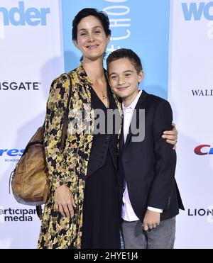 Carrie-Anne Moss und Jaden Roy bei der Premiere von Wonder in Westwood, Kalifornien Stockfoto