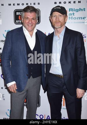 Gary Levinsohn und Ron Howard bei der Premiere von Broken Memories in Los Angeles, Callfornia Stockfoto