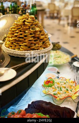 Stilvolle Präsentation der Speisen. Eine Auswahl an stilvoll präsentierten Gerichten in einem Restaurant. Stockfoto