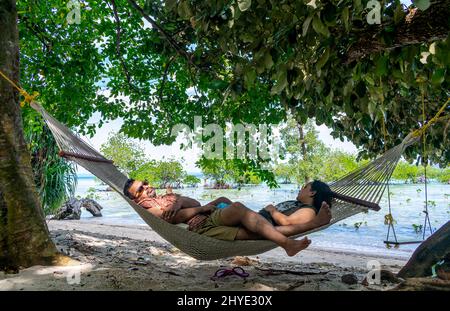 Ein Paar, das sich am Strand, Havelock Island, Andaman, Indien, erholte Stockfoto