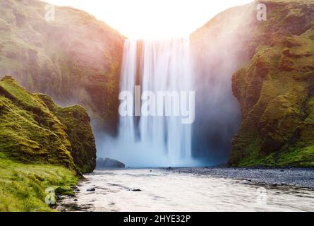 Tolle Aussicht auf den Wasserfall Skogafoss und die malerische Umgebung. Dramatische und malerische Szene. Beliebte Touristenattraktion. Lage berühmte Ort Skoga riv Stockfoto