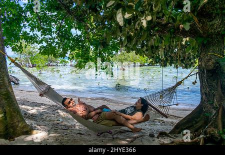 Ein Paar, das sich am Strand, Havelock Island, Andaman, Indien, erholte Stockfoto