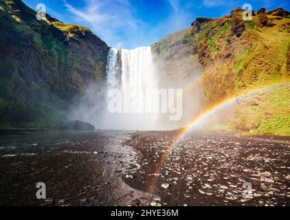 Tolle Aussicht auf den Wasserfall Skogafoss und die malerische Umgebung. Dramatische und malerische Szene. Beliebte Touristenattraktion. Lage berühmte Ort Skoga riv Stockfoto