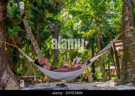 Ein Paar, das sich am Strand, Havelock Island, Andaman, Indien, erholte Stockfoto