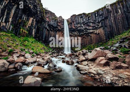 Toller Blick auf den Wasserfall von Svartifoss. Dramatische und malerische Szene. Beliebte Touristenattraktion. Lage Famous Place Skaftafell National Park, Vatnaj Stockfoto