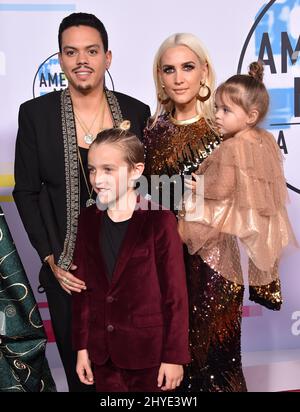 Evan Ross, Ashlee Simpson, Bronx Wentz und Jagger Ross bei den American Music Awards 2017 im Microsoft Theater L.A. Live Stockfoto