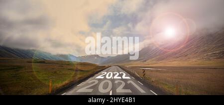 Das Wort 2022 geschrieben auf der Autobahn Straße in der Mitte der leeren Asphaltstraße Stockfoto