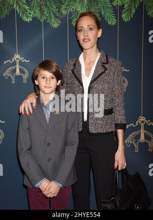 Kim Raver und Leo Boyer nahmen an der jährlichen Feiertagsfeier der Brooks Brothers und St. Jude im Brooks Brothers Rodeo Drive Store in Beverly Hills, CA, Teil. Stockfoto