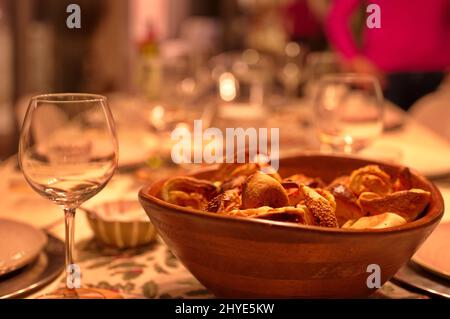 Tischeinstellung für das Abendessen mit Brotkorb vorne Stockfoto