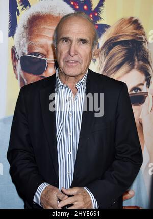 Ron Shelton bei der Premiere von Just Getting Started in Los Angeles, Kalifornien Stockfoto