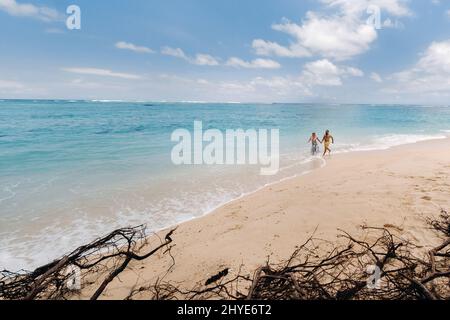 Ein paar Spaziergänge am Strand von Mauritius im Indischen Ozean. Draufsicht auf den Strand mit türkisfarbenem Wasser auf der tropischen Insel Mauritius.Luftaufnahme Stockfoto