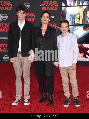 Carrie-Anne Moss, Jaden Roy und Owen Roy bei der Weltpremiere von Lucasfilms „Star Wars: The Last Jedi“, die am 9. Dezember 2017 im Shrine Auditorium in Los Angeles, CA, stattfand. Stockfoto