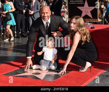 Dwayne Johnson, Jasmine Johnson und Lauren Hashian bei der Dwayne Johnson Star Ceremony auf dem Hollywood Walk of Fame am 13. Dezember 2017 in Hollywood Stockfoto