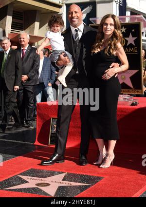 Dwayne Johnson, Jasmine Johnson und Lauren Hashian bei der Dwayne Johnson Star Ceremony auf dem Hollywood Walk of Fame am 13. Dezember 2017 in Hollywood Stockfoto