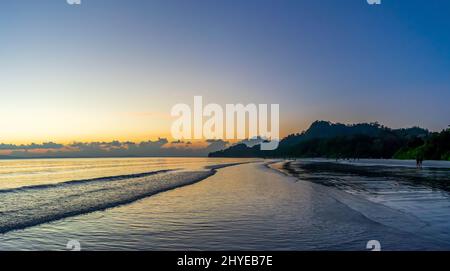 Sonnenuntergang über dem Meer, Radhanagar Beach, Havelock Island, Andaman, Indien Stockfoto