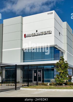 Houston, Texas USA 12-05-2021: Außengebäude des Türräumungszentrums in Houston, TX. Hersteller und Händler von Türen und Schränke. Stockfoto