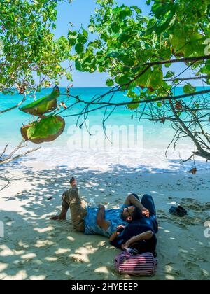 Ein Paar, das sich am Strand, Havelock Island, Andaman, Indien, erholte Stockfoto