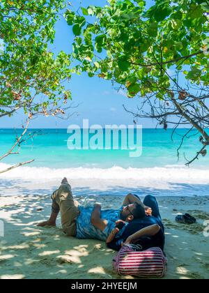 Ein Paar, das sich am Strand, Havelock Island, Andaman, Indien, erholte Stockfoto