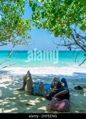 Ein Paar, das sich am Strand, Havelock Island, Andaman, Indien, erholte Stockfoto